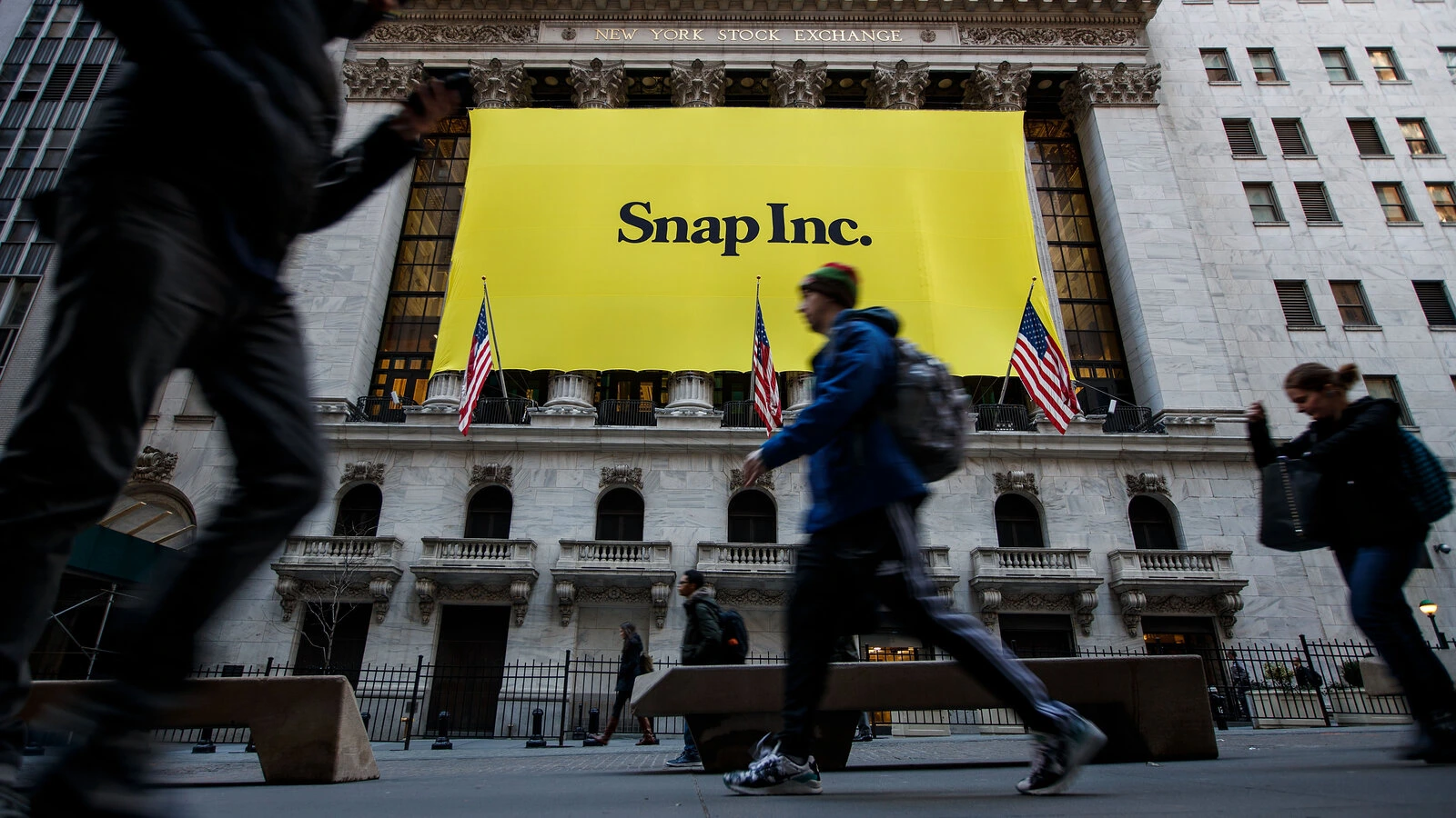 Snap forecasts quarterly revenue below estimates as ad competition hurts